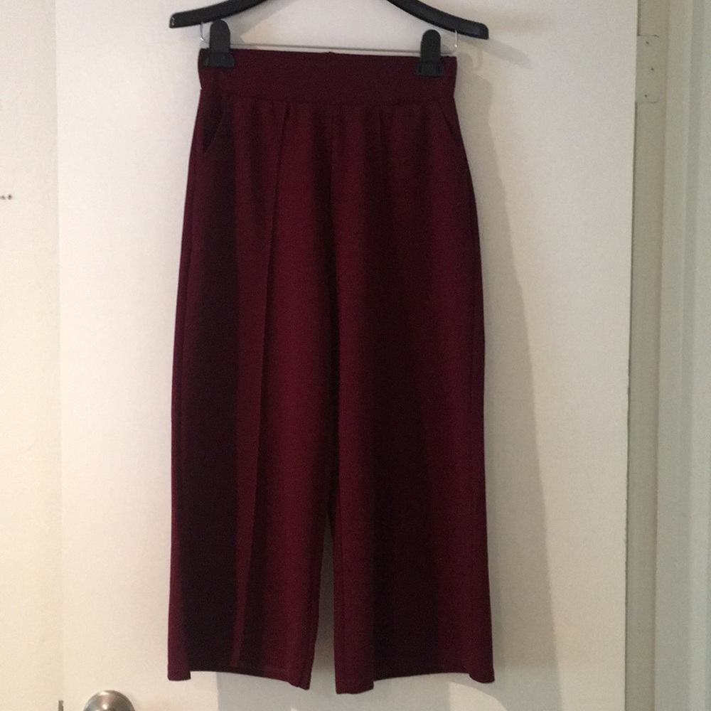 Capri pants red